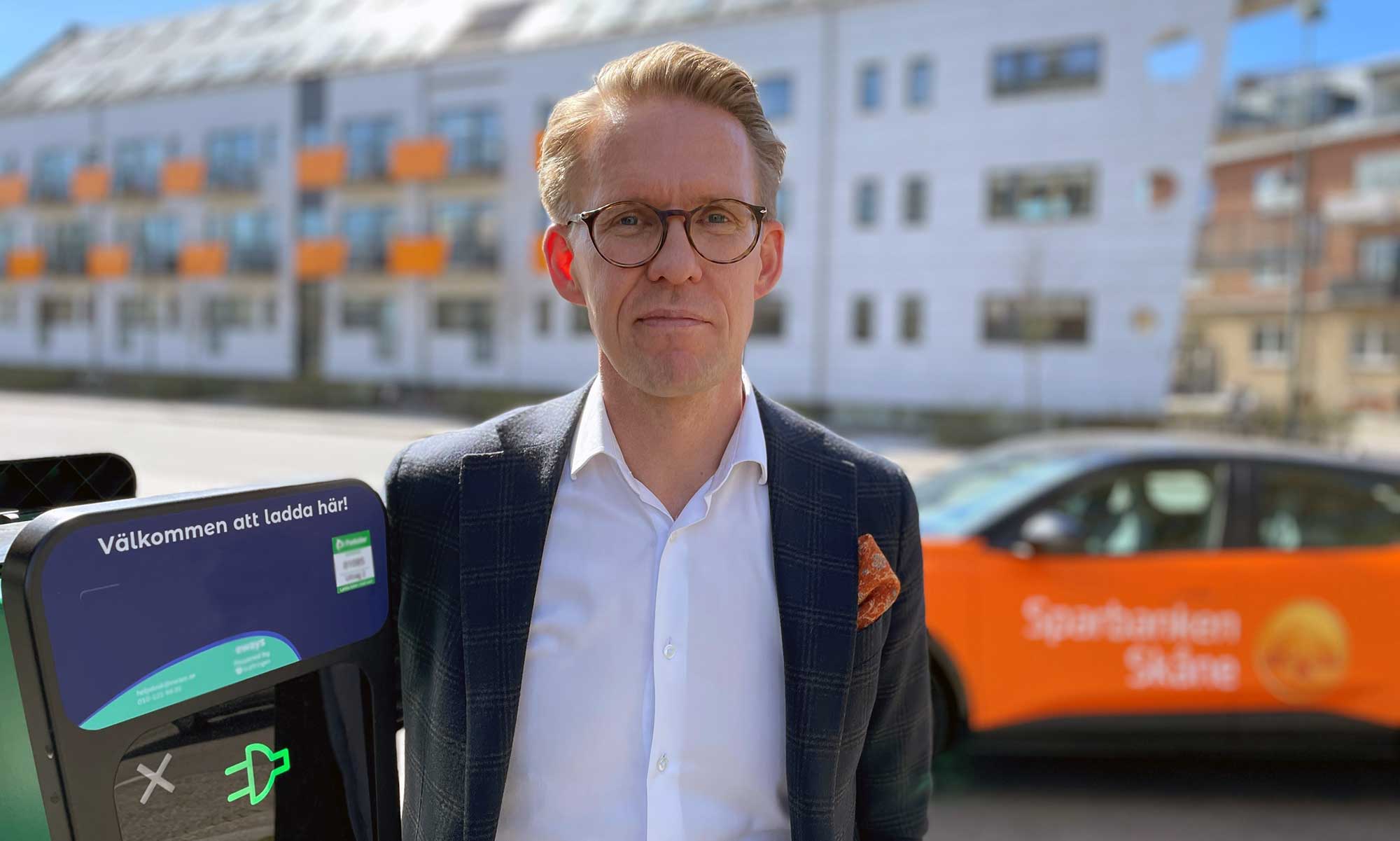 Johan Fjelkner and a electric car and carcharger.