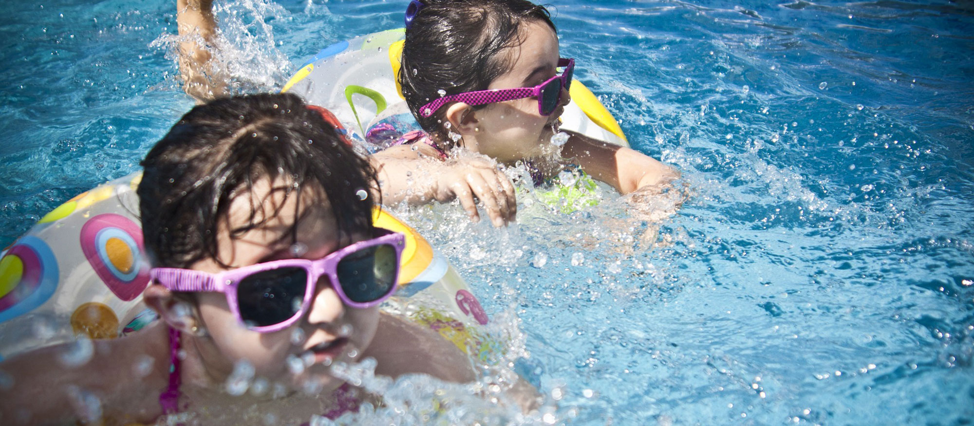 Barn i solglasögon som badar