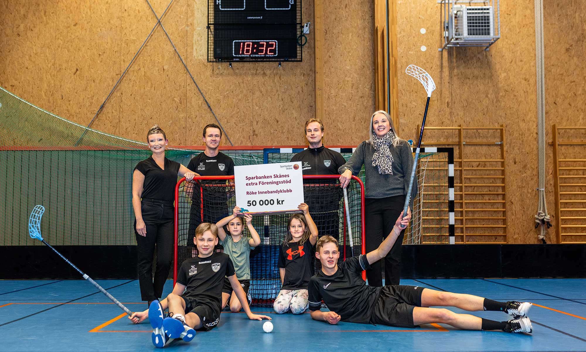 Floorball players standing with a check.