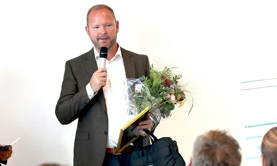 Serstechs VD Stefan Sandor talar i en mikrofon under prisutdelningen av Nästa skånska stjärna. 