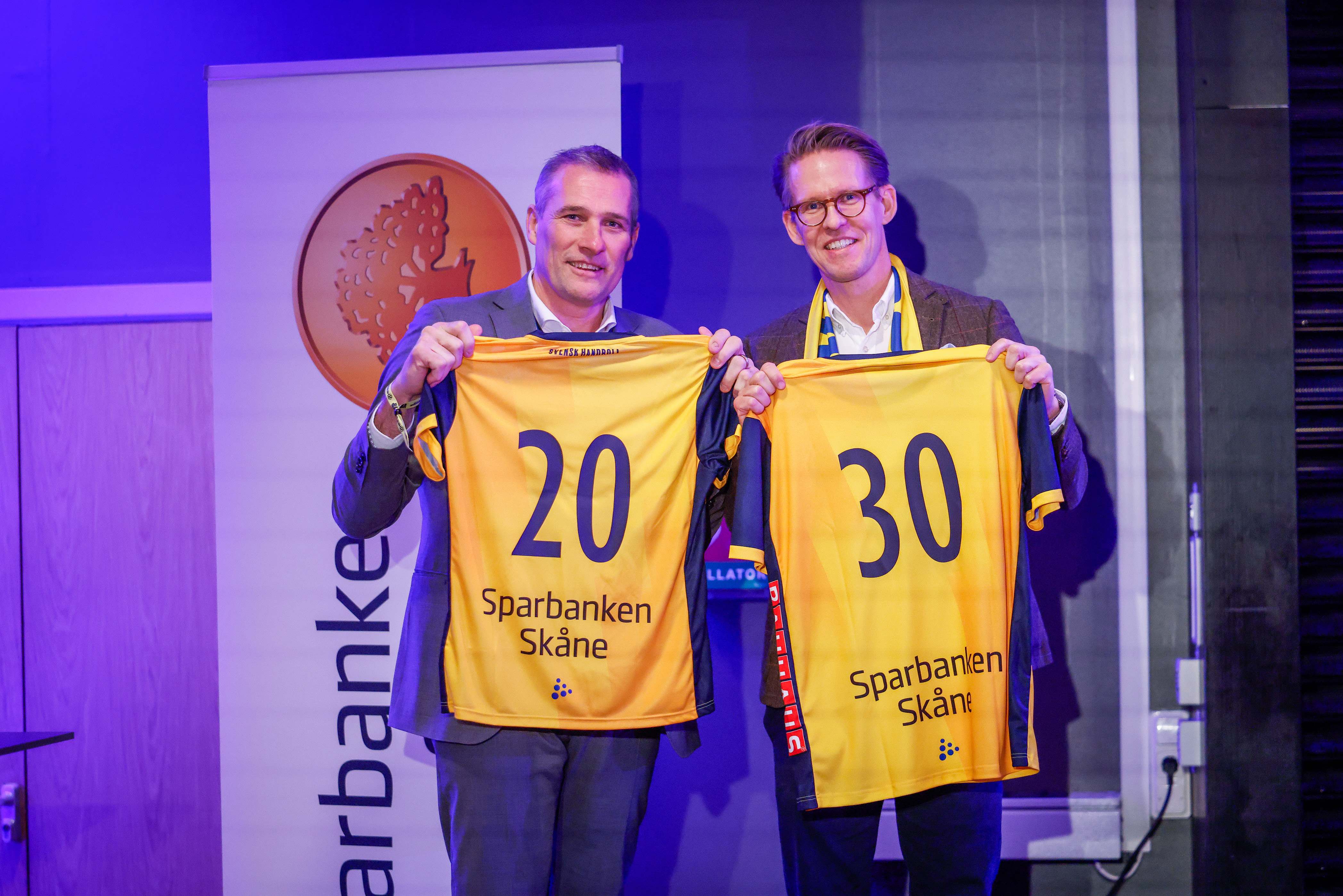 Stefan Lövgren och JOhan Fjelkner håller landslagströja.