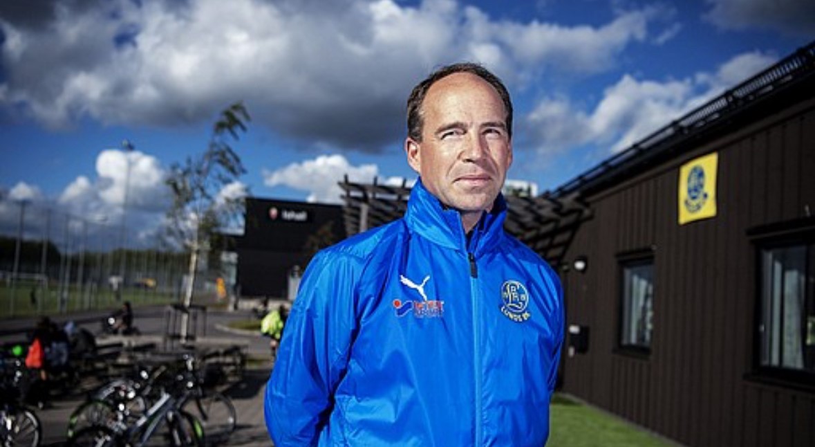 Håkan Kerrén Lunds BK står framför fotbollsklubbens byggnad.