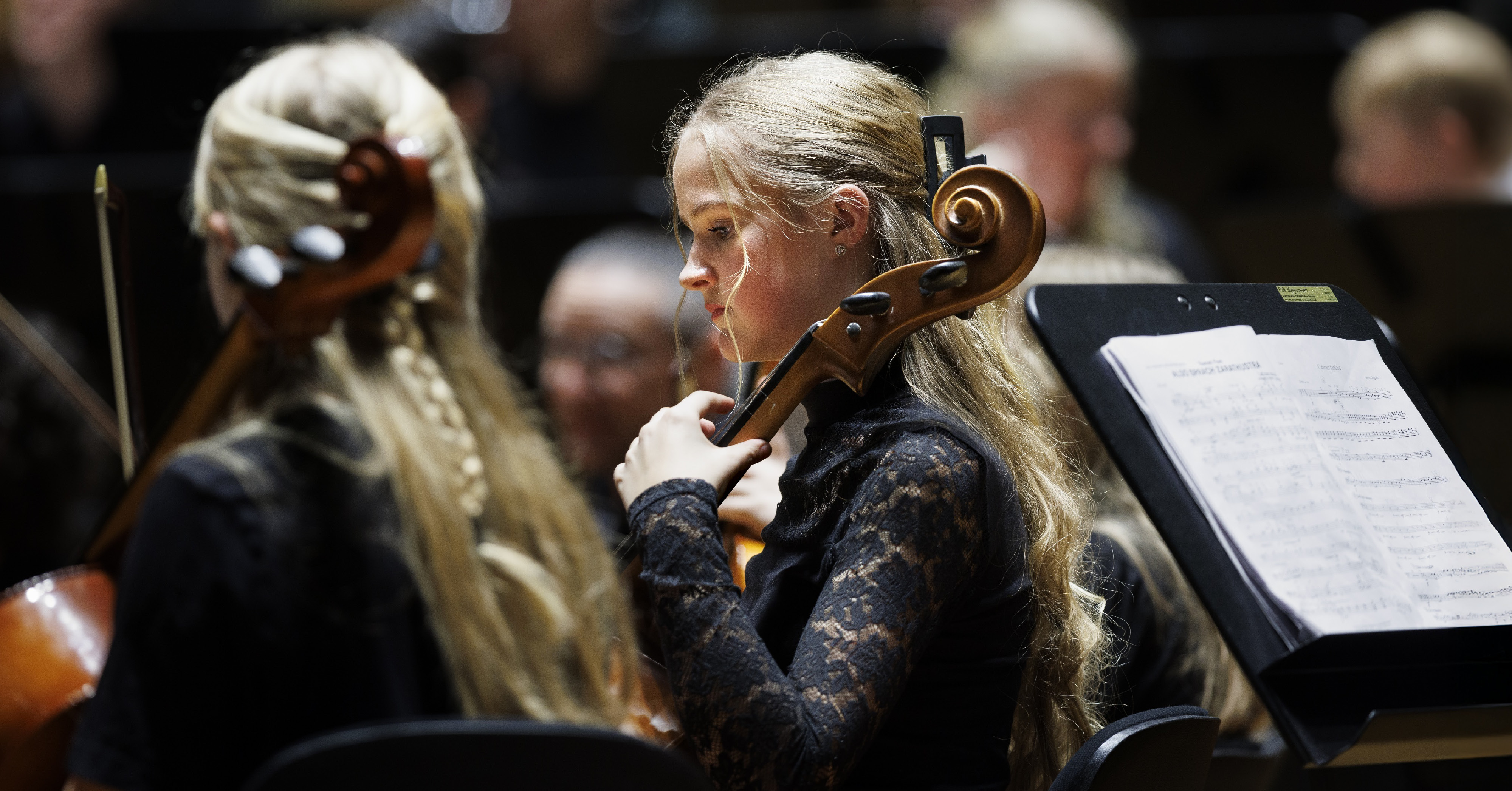 Barn i en symfoniorkester spelar cello